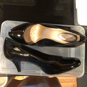 Black pumps